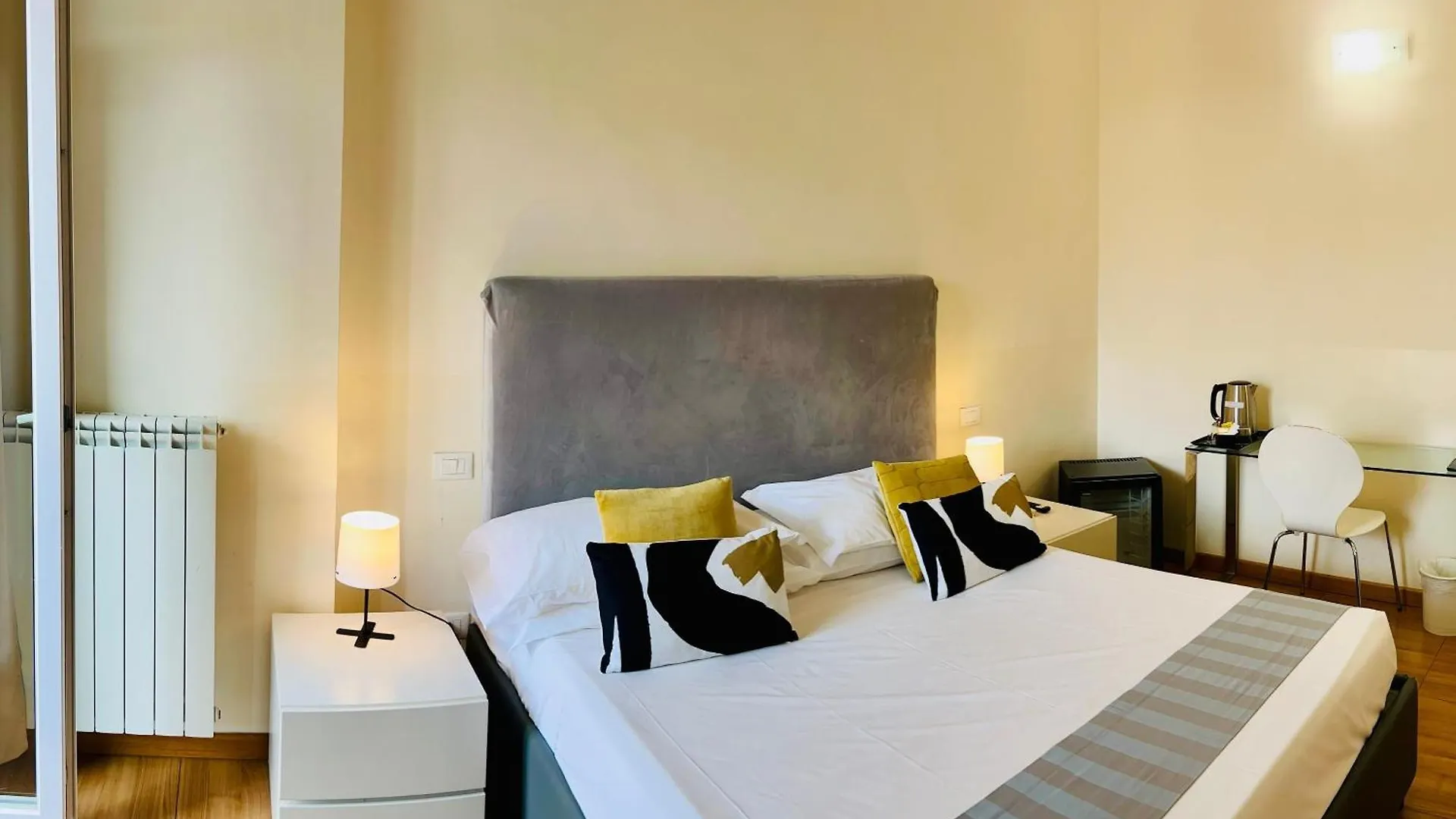 *** Guest house Bon Ton Design Rooms By Dot Suites Italy