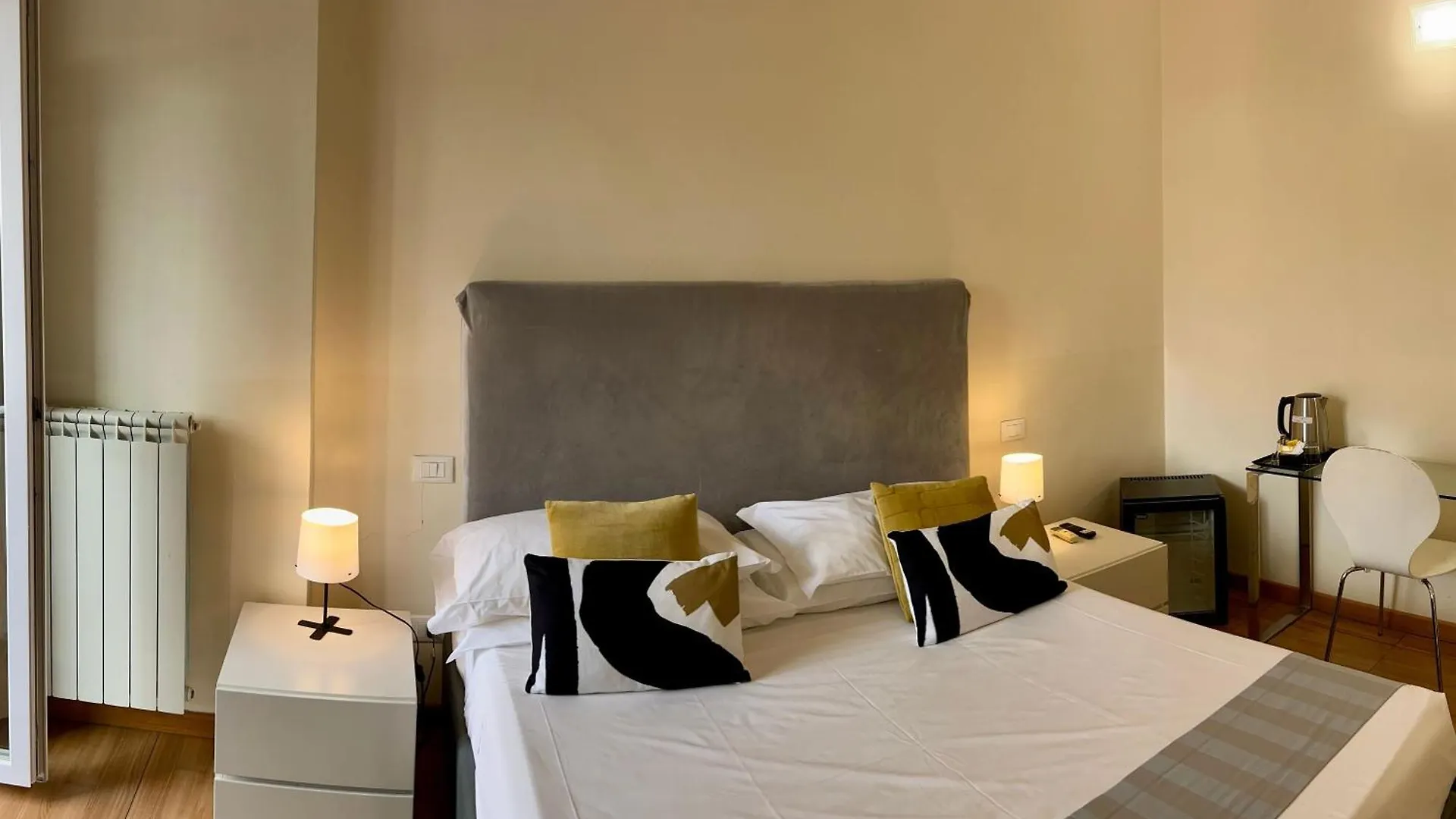 Bon Ton Design Rooms By Dot Suites Πανσιόν